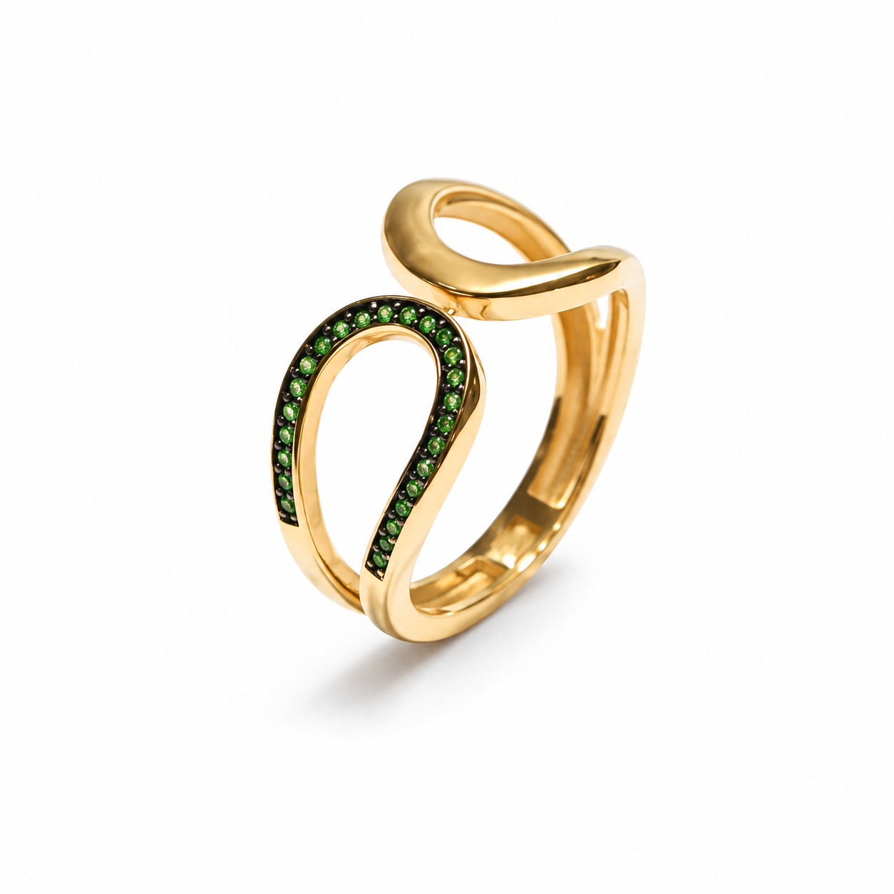 Prsten zlatni 14KT sa zelenim cirkonom ističe se modernom otvorenom formom, toplim žutim tonom zlata i elegantnim zelenim detaljima. Dinamična linija prstena daje mu profinjen, ali vrlo upečatljiv izgled, dok zeleni cirkon unosi diskretan koloristički naglasak.