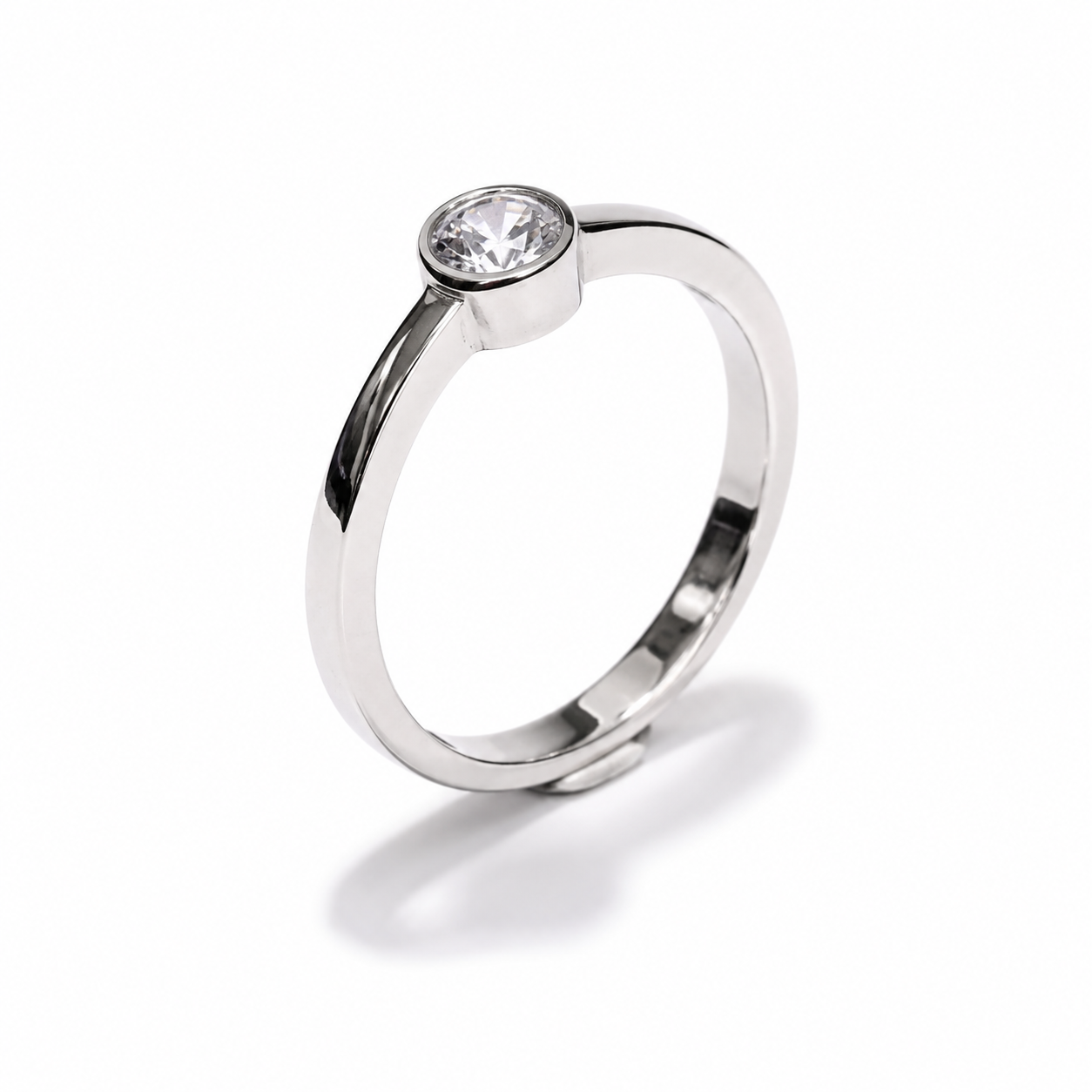 Prsten zlatni 14KT s cirkonom ističe se jednostavnom, elegantnom formom i profinjenim bijelim tonom zlata. Središnji cirkon u zaobljenoj postavi daje prstenu decentan sjaj, dok čista linija obruča naglašava njegov minimalistički i suvremeni izgled.