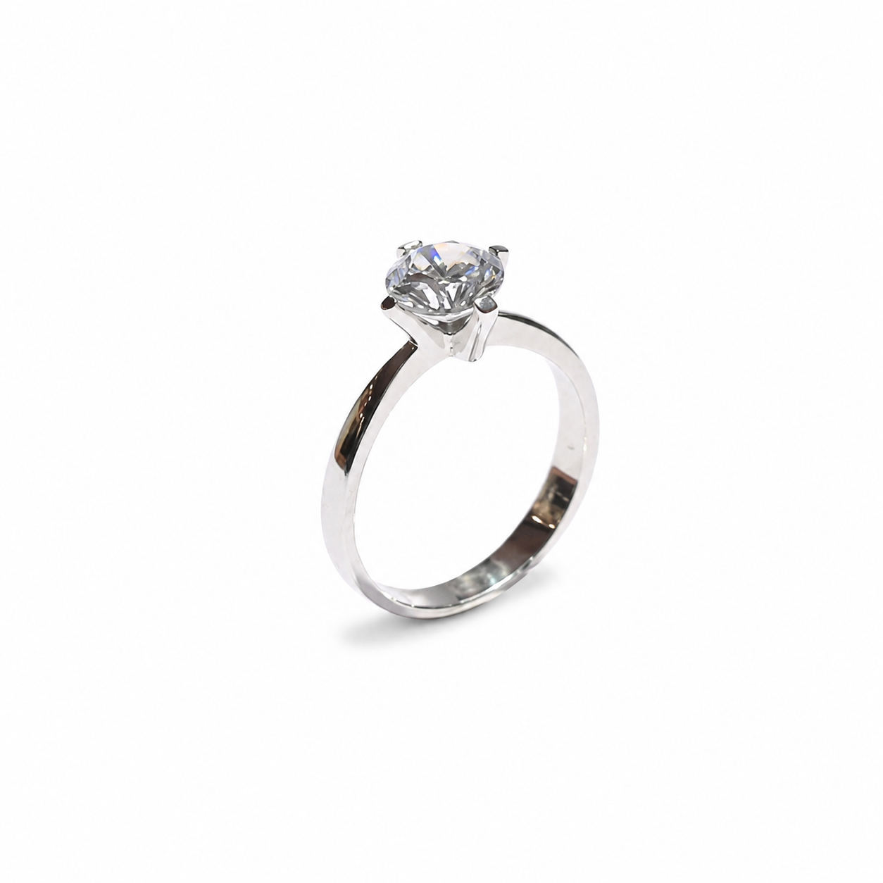 Prsten zlatni 14KT s cirkonom ističe se elegantnom solitaire formom, profinjenim bijelim tonom zlata i središnjim kamenom koji mu daje decentan, ali vrlo lijep sjaj. Jednostavna i čista linija čini ovaj model bezvremenskim komadom nakita koji se lako uklapa u različite stilove.