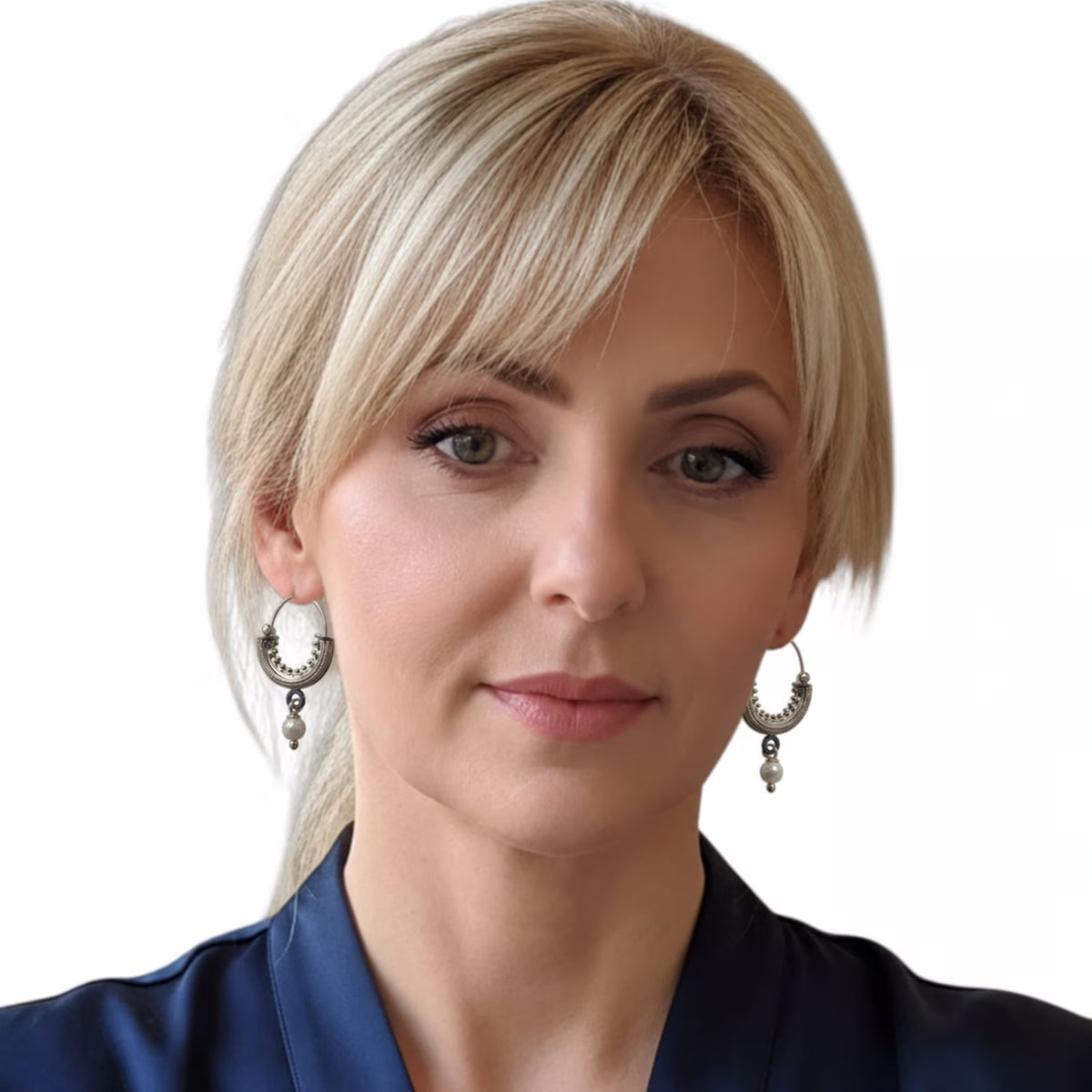Naušnice srebrne kružnog oblika s reljefnim detaljima i visećim biserima