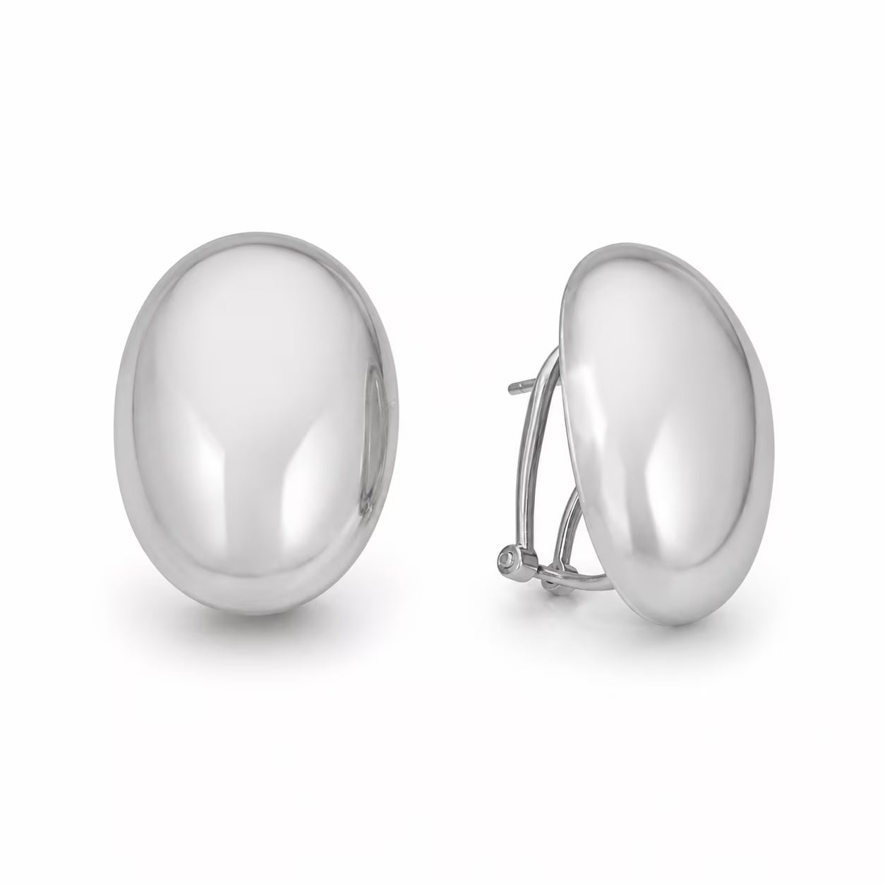 Srebrne naušnice elegantnog dizajna dimenzija 1,5 x 1,5 cm