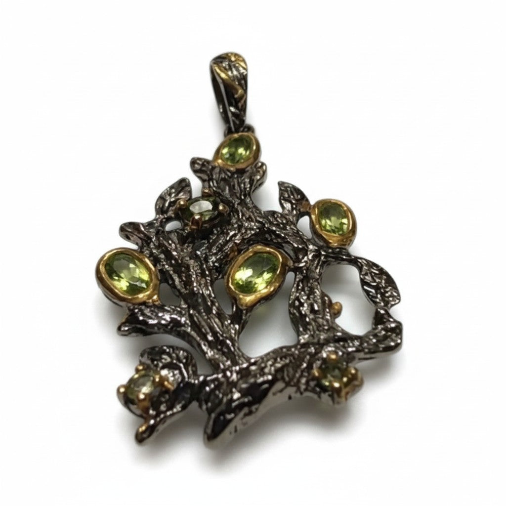 Srebrni privjesak s peridotom- 4,5 × 2 cm