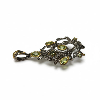 Srebrni privjesak s peridotom- 4,5 × 2 cm
