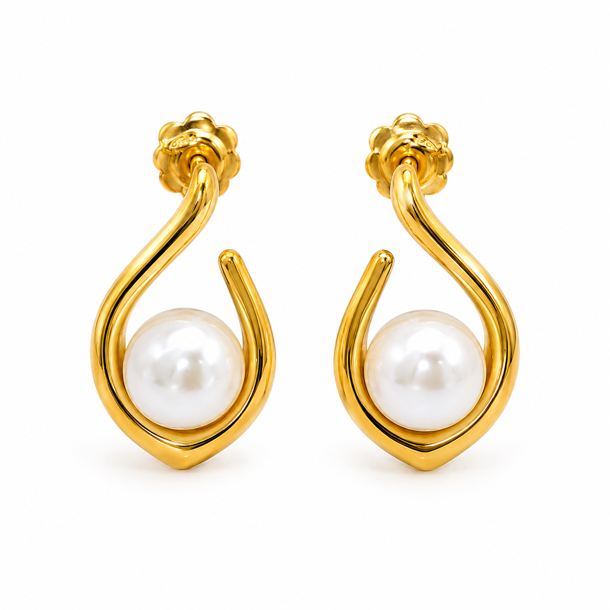 Naušnice srebrne s pozlatom WU25
Elegantne naušnice modernog dizajna izrađene od srebra s pozlatom, ukrašene biserom koji unosi profinjenost i bezvremensku eleganciju. Nježne zakrivljene linije stvaraju sofisticiran izgled koji se lako uklapa u svakodnevne i svečane kombinacije.