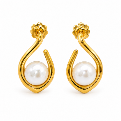 Naušnice srebrne s pozlatom WU25
Elegantne naušnice modernog dizajna izrađene od srebra s pozlatom, ukrašene biserom koji unosi profinjenost i bezvremensku eleganciju. Nježne zakrivljene linije stvaraju sofisticiran izgled koji se lako uklapa u svakodnevne i svečane kombinacije.