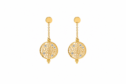 Naušnice zlatne 14KT štift s cirkonima

Ove elegantne štift naušnice izrađene su od 14-karatnog žutog zlata i ukrašene cirkonima koji im daju izražen sjaj i profinjen izgled. Njihova veličina od 3 cm pruža upečatljiv, ali uravnotežen dojam. Idealne su za svakodnevno nošenje ili posebne prigode, dodajući luksuzan i sofisticiran detalj vašem stilu.