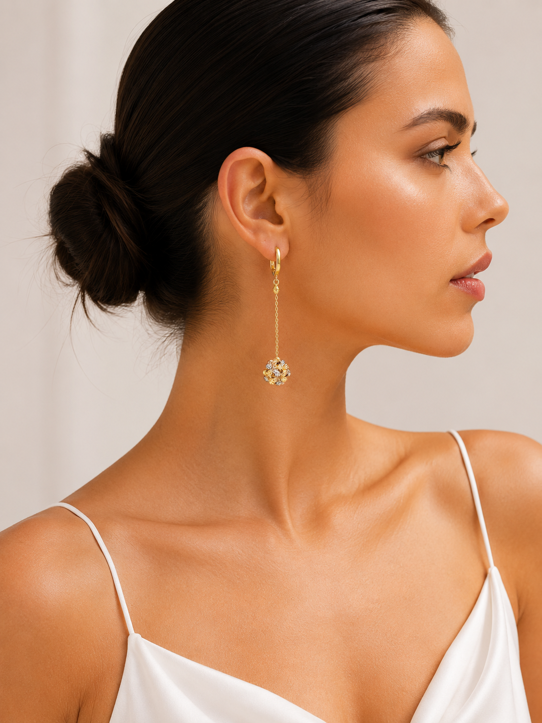 Naušnice zlatne 14KT višebojne duge

Ove elegantne naušnice izrađene su od 14-karatnog zlata u višebojnoj izvedbi koja im daje moderan i profinjen izgled. Njihova dužina od 5 cm i uska forma širine 1 cm naglašavaju izdužen i sofisticiran dojam. Idealne su za posebne prigode ili večernje kombinacije, dodajući luksuzan i upečatljiv detalj vašem stilu.