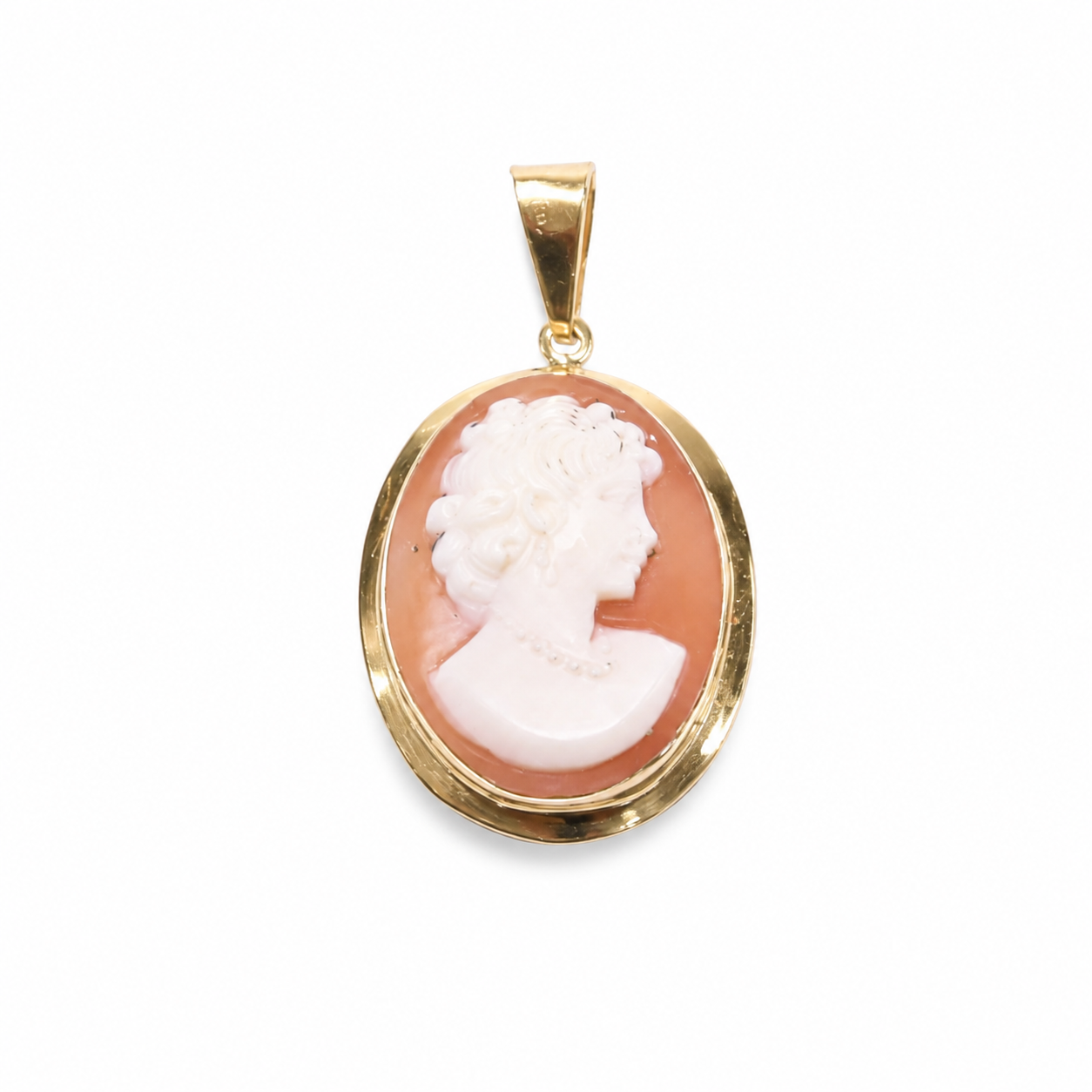 Elegantni zlatni privjesak izrađen od 18-karatnog žutog zlata ističe se profinjenom ovalnom kamejom koja donosi klasičnu ljepotu i vintage eleganciju. Reljefni motiv ženskog profila u nježnim tonovima daje privjesku poseban, ženstven karakter, dok topli sjaj zlata dodatno naglašava njegovu luksuznu i bezvremensku vrijednost. Dimenzije od 3 × 1,2 cm čine ovaj privjesak skladnim i elegantnim dodatkom za različite vrste lančića. Može se nositi kao decentan svakodnevni detalj ili kao profinjen komad nakita za s