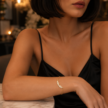 Narukvica zlatna 14KT

Ova elegantna narukvica izrađena je od 14-karatnog žutog zlata i ukrašena cirkonima koji joj daju poseban i profinjen izgled. Njezina dužina od 14 cm osigurava ugodno pristajanje, dok cirkoni unose toplinu i sofisticiranost. Savršena je za svakodnevno nošenje ili posebne prigode, dodajući luksuzan i elegantan naglasak vašem stilu.