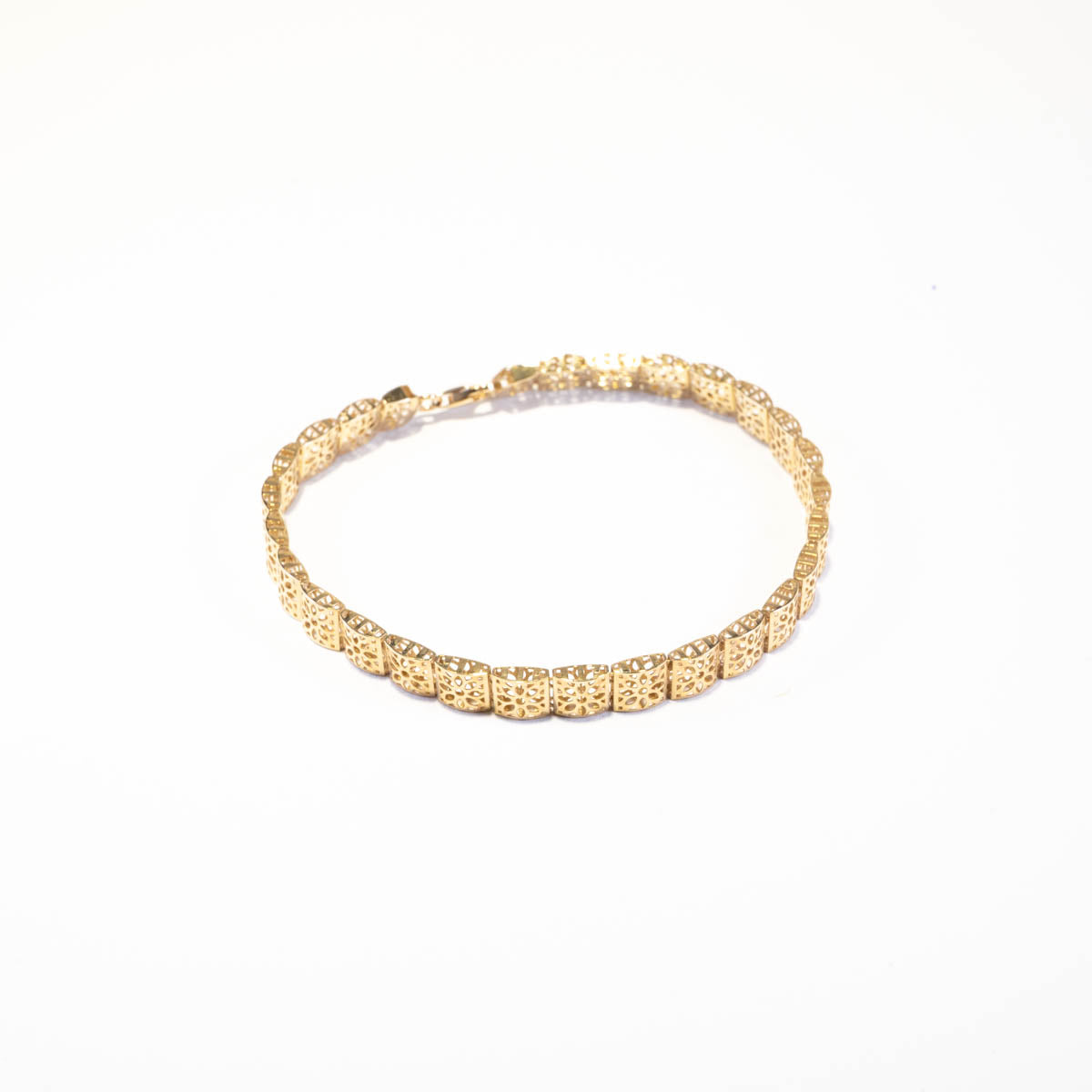 Narukvica zlatna 14KT

Ova elegantna narukvica izrađena je od 14-karatnog žutog zlata i odiše bezvremenskom elegancijom. Njezina dužina od 19,5 cm osigurava ugodno nošenje i savršeno pristajanje na zapešću. Zahvaljujući klasičnom dizajnu, idealna je za svakodnevno nošenje ili posebne prigode, dodajući suptilan i luksuzan detalj vašem stilu.