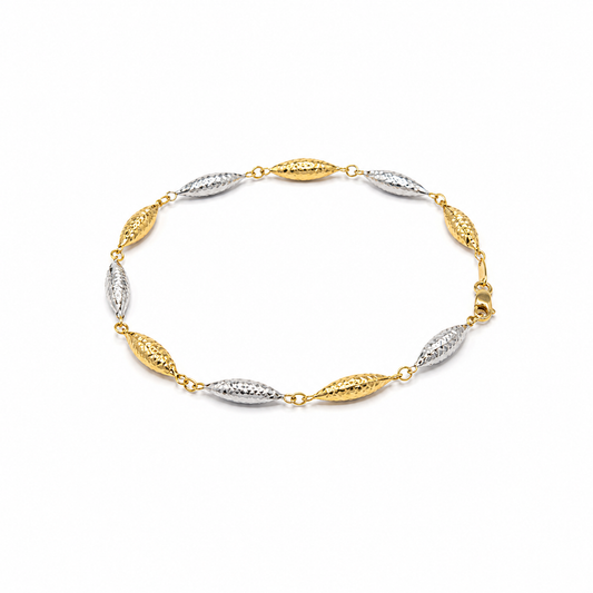 Narukvica zlatna 14KT višebojna

Ova elegantna narukvica izrađena je od 14-karatnog zlata u višebojnoj izvedbi koja joj daje moderan i poseban izgled. Njezina dužina od 19 cm osigurava ugodno nošenje i savršeno pristajanje. Zahvaljujući bezvremenskom dizajnu i kombinaciji tonova zlata, idealna je za svakodnevno nošenje ili posebne prigode, dodajući sofisticiran i luksuzan detalj vašem stilu.