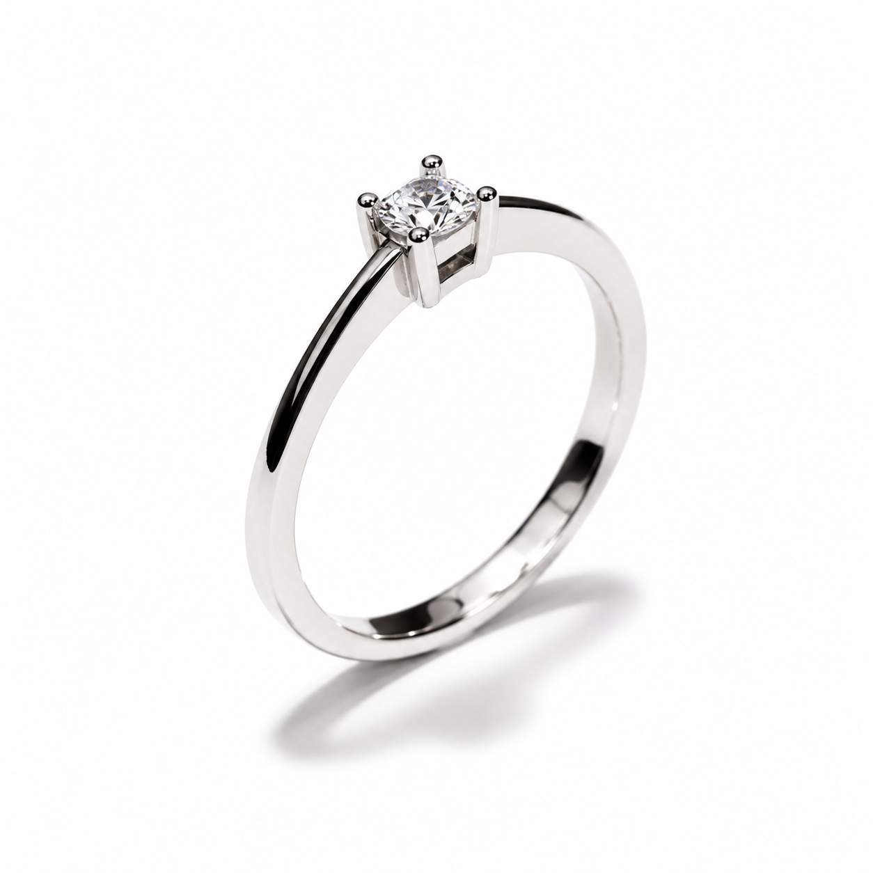 Prsten zlatni 14KT s cirkonom ističe se profinjenom solitaire formom, bijelim tonom zlata i decentnim središnjim kamenom. Jednostavna, čista linija prstena daje mu elegantan i bezvremenski izgled koji se lako nosi samostalno ili u kombinaciji s drugim prstenjem.