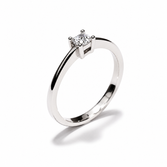 Prsten zlatni 14KT s cirkonom ističe se profinjenom solitaire formom, bijelim tonom zlata i decentnim središnjim kamenom. Jednostavna, čista linija prstena daje mu elegantan i bezvremenski izgled koji se lako nosi samostalno ili u kombinaciji s drugim prstenjem.