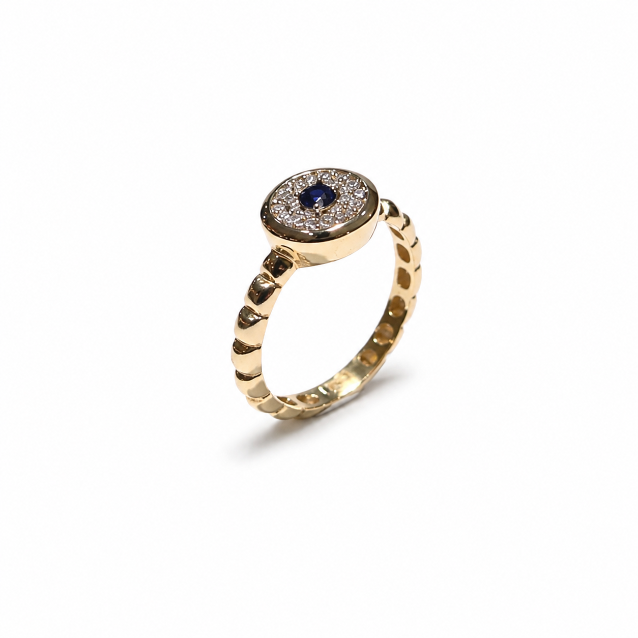 Prsten zlatni 14KT s cirkonima ističe se toplim žutim tonom zlata, dekorativnom okruglom postavom i elegantnim sjajem kamenja. Središnji tamniji cirkon daje prstenu izraženiji naglasak, dok sitni cirkoni oko njega stvaraju profinjen i raskošan dojam.