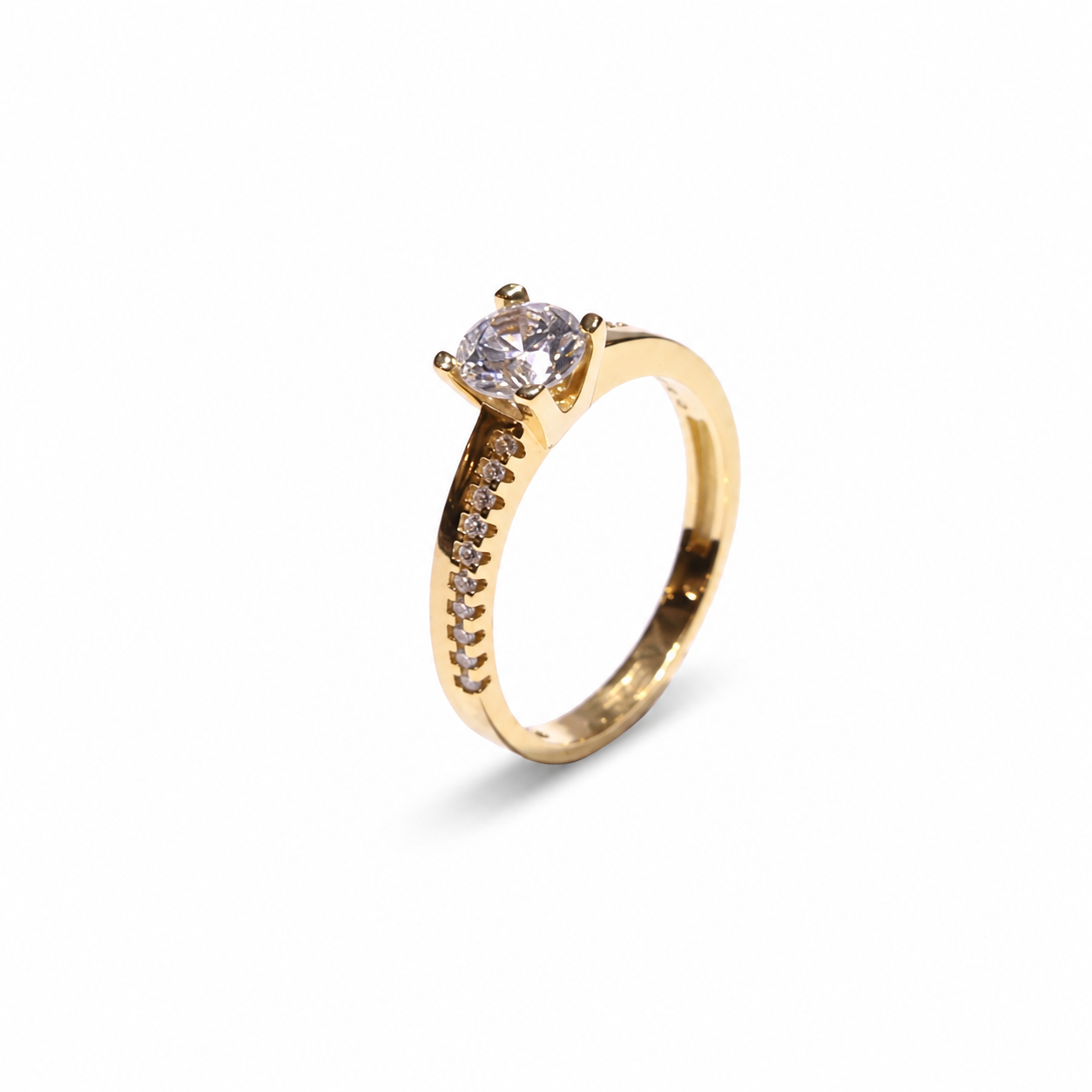 Prsten zlatni 14KT s cirkonom ističe se toplim žutim tonom zlata, elegantnom solitaire formom i sjajnim središnjim kamenom. Dodatni niz decentnih sjajnih detalja uz obruč daje prstenu profinjen i ženstven izgled, bez pretjerane raskoši.