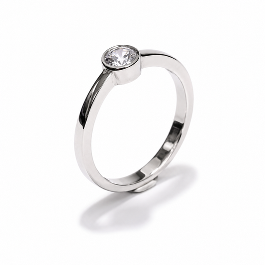 Prsten zlatni 14KT s cirkonom ističe se jednostavnom, elegantnom formom i profinjenim bijelim tonom zlata. Središnji cirkon u zaobljenoj postavi daje prstenu decentan sjaj, dok čista linija obruča naglašava njegov minimalistički i suvremeni izgled.