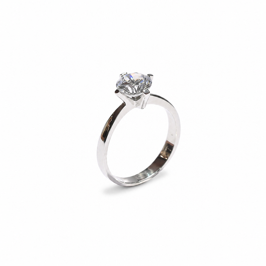 Prsten zlatni 14KT s cirkonom ističe se elegantnom solitaire formom, profinjenim bijelim tonom zlata i središnjim kamenom koji mu daje decentan, ali vrlo lijep sjaj. Jednostavna i čista linija čini ovaj model bezvremenskim komadom nakita koji se lako uklapa u različite stilove.
