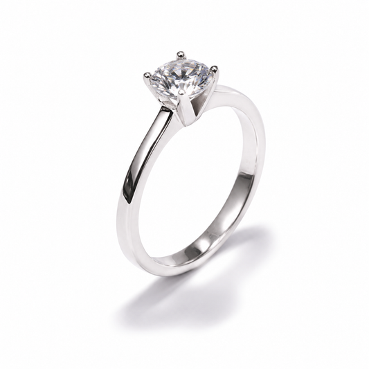 Prsten zlatni 14KT s cirkonom ističe se elegantnom solitaire formom, profinjenim bijelim tonom i sjajnim središnjim kamenom. Čist dizajn i klasična linija daju mu bezvremenski izgled koji se lako uklapa u svakodnevne, svečane i elegantne kombinacije.