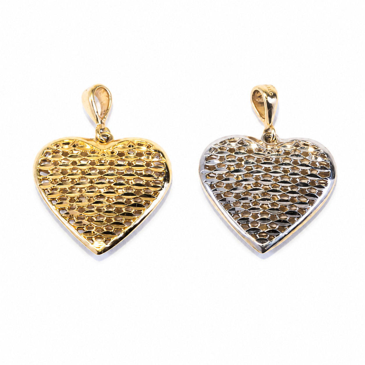 Privjesak srce od zlata 14KT u višebojnom tonu s dva lica, dimenzije 2.5 cm x 2 cm.