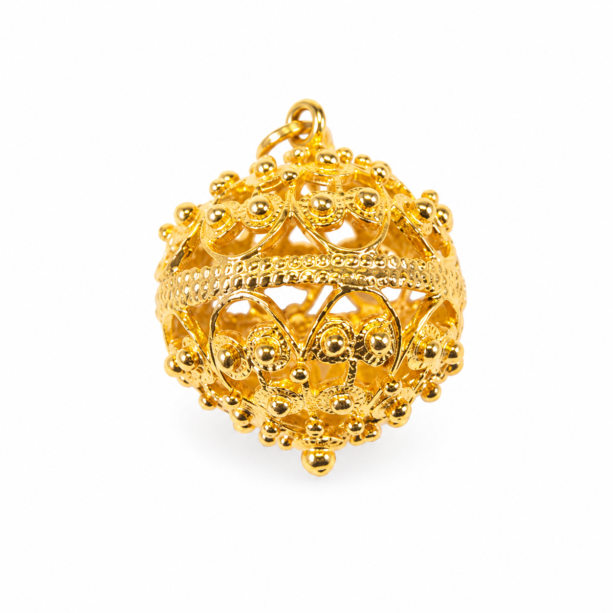 Privjesak od zlata 14KT u žutom tonu filigranskog dizajna, dimenzije 2 cm x 1,5 cm.