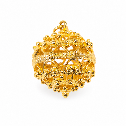 Privjesak od zlata 14KT u žutom tonu filigranskog dizajna, dimenzije 2 cm x 1,5 cm.