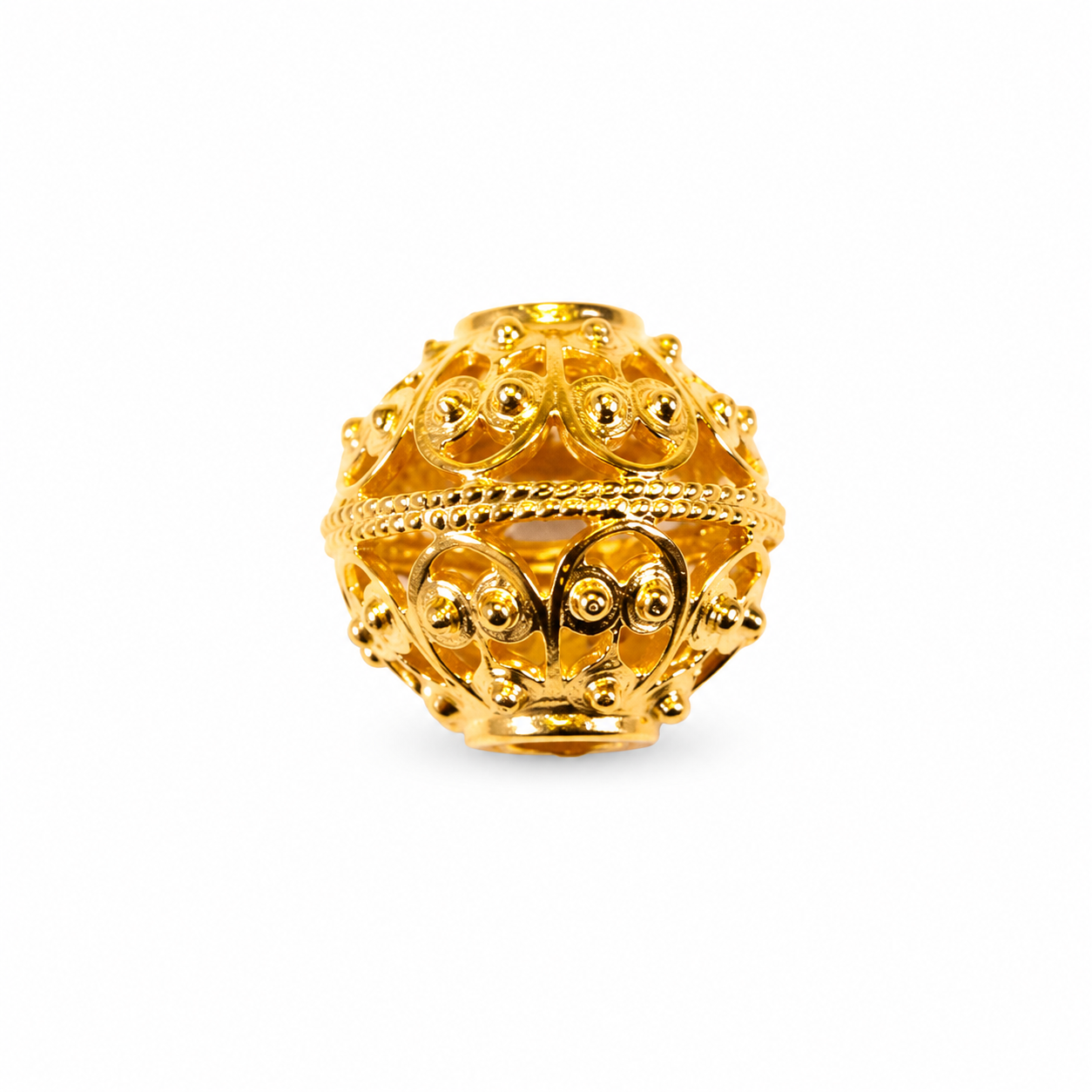 Privjesak od zlata 14KT u žutom tonu filigranskog dizajna, dimenzije 1 cm x 1,5 cm.