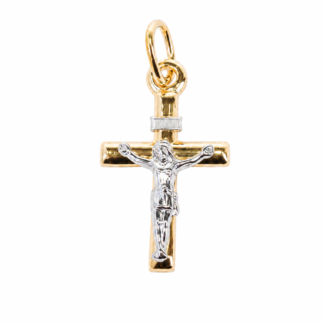 Privjesak križ od zlata 14KT u žutom tonu s raspelom, dimenzije 1.5 cm x 1 cm.