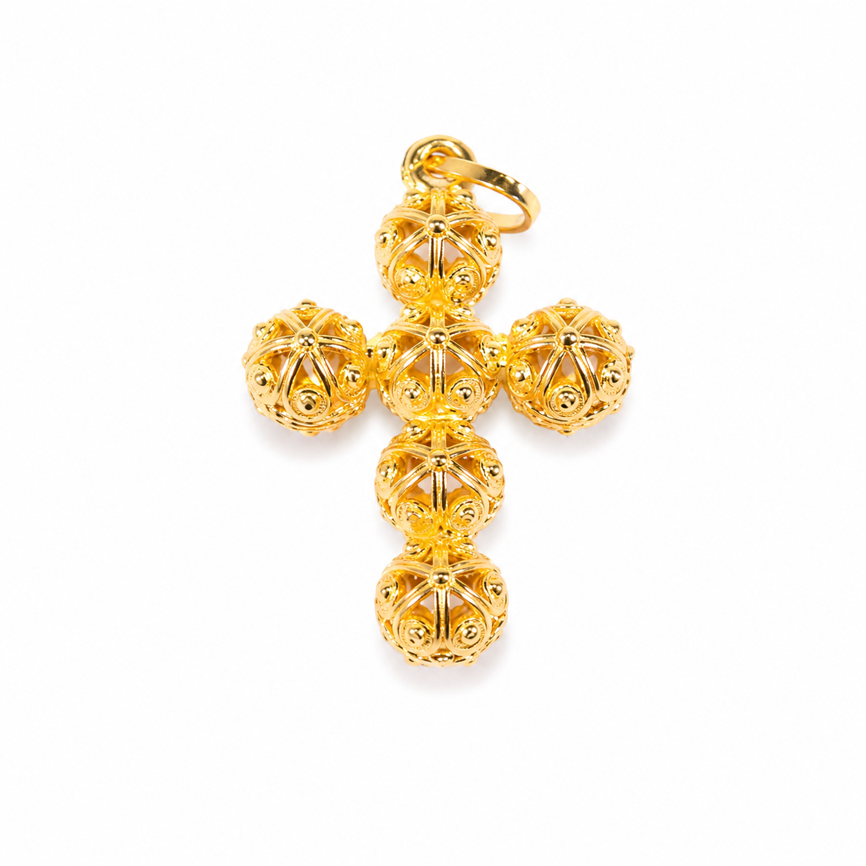 Privjesak križ od zlata 14KT u žutom tonu filigranskog dizajna, dimenzije 2.5 cm x 1.5 cm.