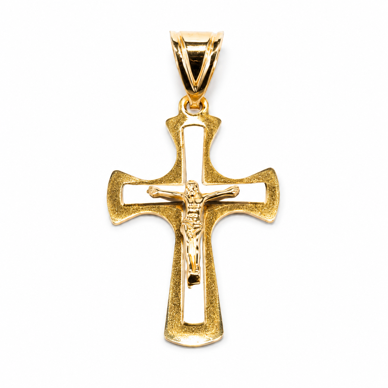 Privjesak križ od zlata 14KT u višebojnom tonu s raspelom, dimenzije 3 cm x 1.5 cm.