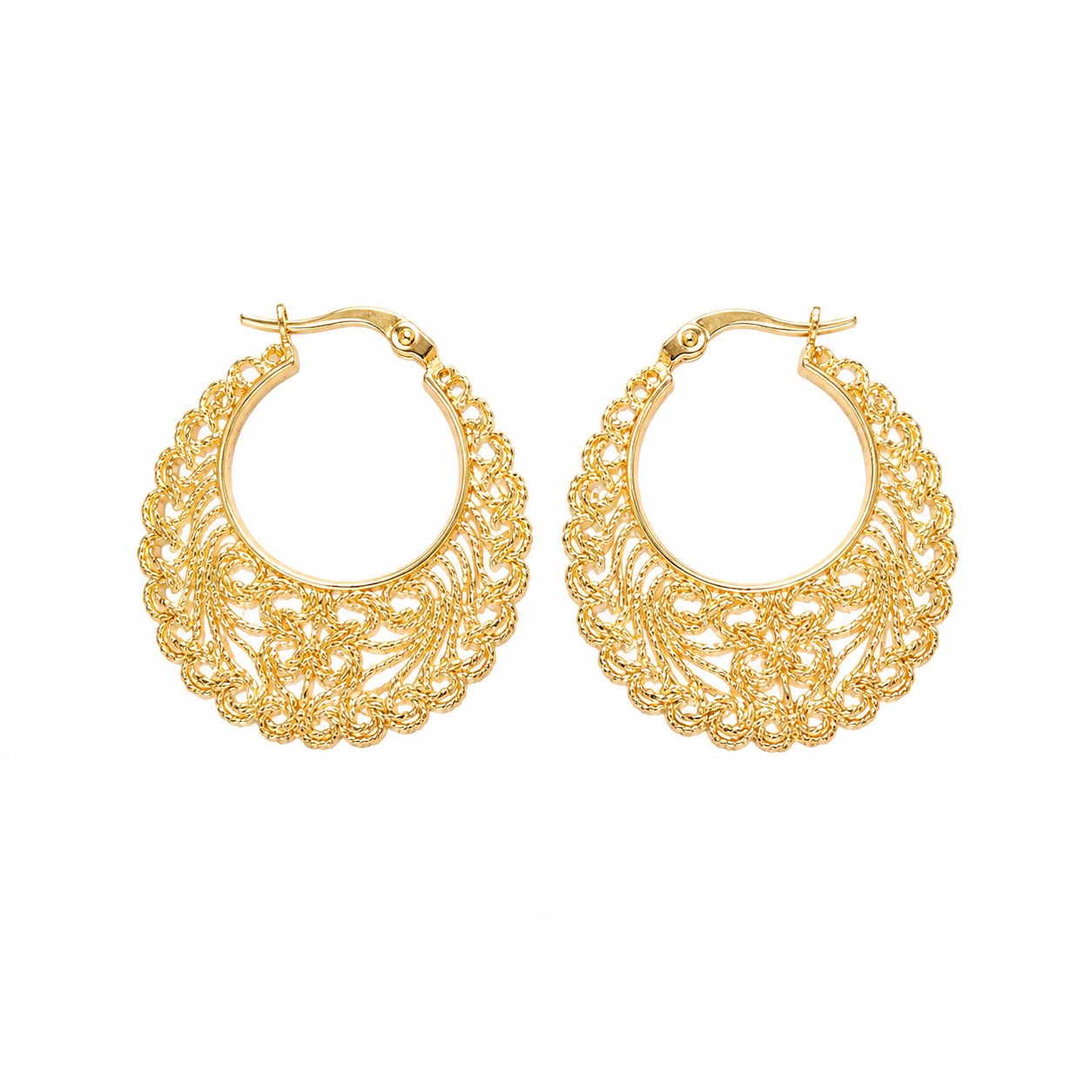 Naušnice zlatne 14KT

Ove luksuzne naušnice izrađene su od 14-karatnog žutog zlata i odišu upečatljivom elegancijom. Njihova veličina od 3,5 cm i širina od 3 cm pružaju izražen i sofisticiran izgled koji privlači pažnju. Idealne su za posebne prigode, ali i za trenutke kada želite naglasiti svoj stil, dodajući luksuzan i bezvremenski detalj svakom outfitu.