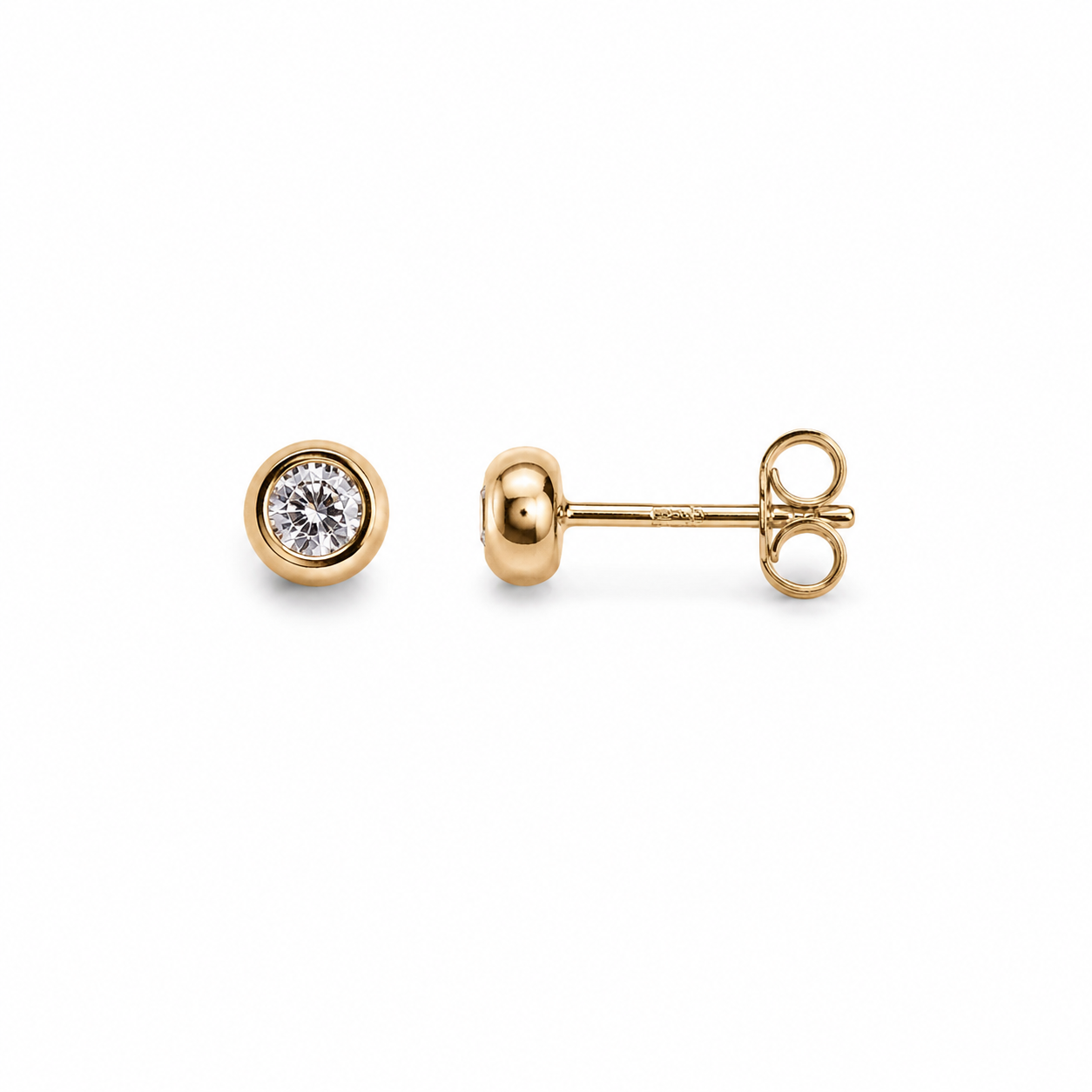 Naušnice zlatne 14KT štift s cirkonima

Ove elegantne štift naušnice izrađene su od 14-karatnog žutog zlata i ukrašene cirkonima koji im daju suptilan sjaj i profinjen izgled. Njihova veličina od 1,5 cm čini ih idealnim izborom za svakodnevno nošenje, dok klasičan dizajn osigurava bezvremensku eleganciju. Savršene su za kombiniranje s drugim komadima nakita ili kao diskretan, ali luksuzan detalj vašem stilu.