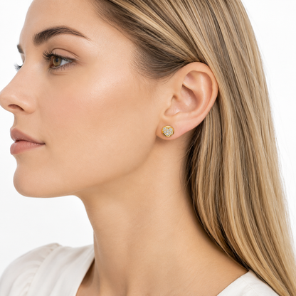 Naušnice zlatne 14KT štift s cirkonima

Ove elegantne štift naušnice izrađene su od 14-karatnog žutog zlata i ukrašene cirkonima koji im daju nježan sjaj i profinjen izgled. Njihova veličina od 0,5 cm pruža izrazito diskretan i minimalistički dojam. Idealne su za svakodnevno nošenje, kombiniranje s drugim naušnicama ili kao suptilan i luksuzan detalj vašem stilu.