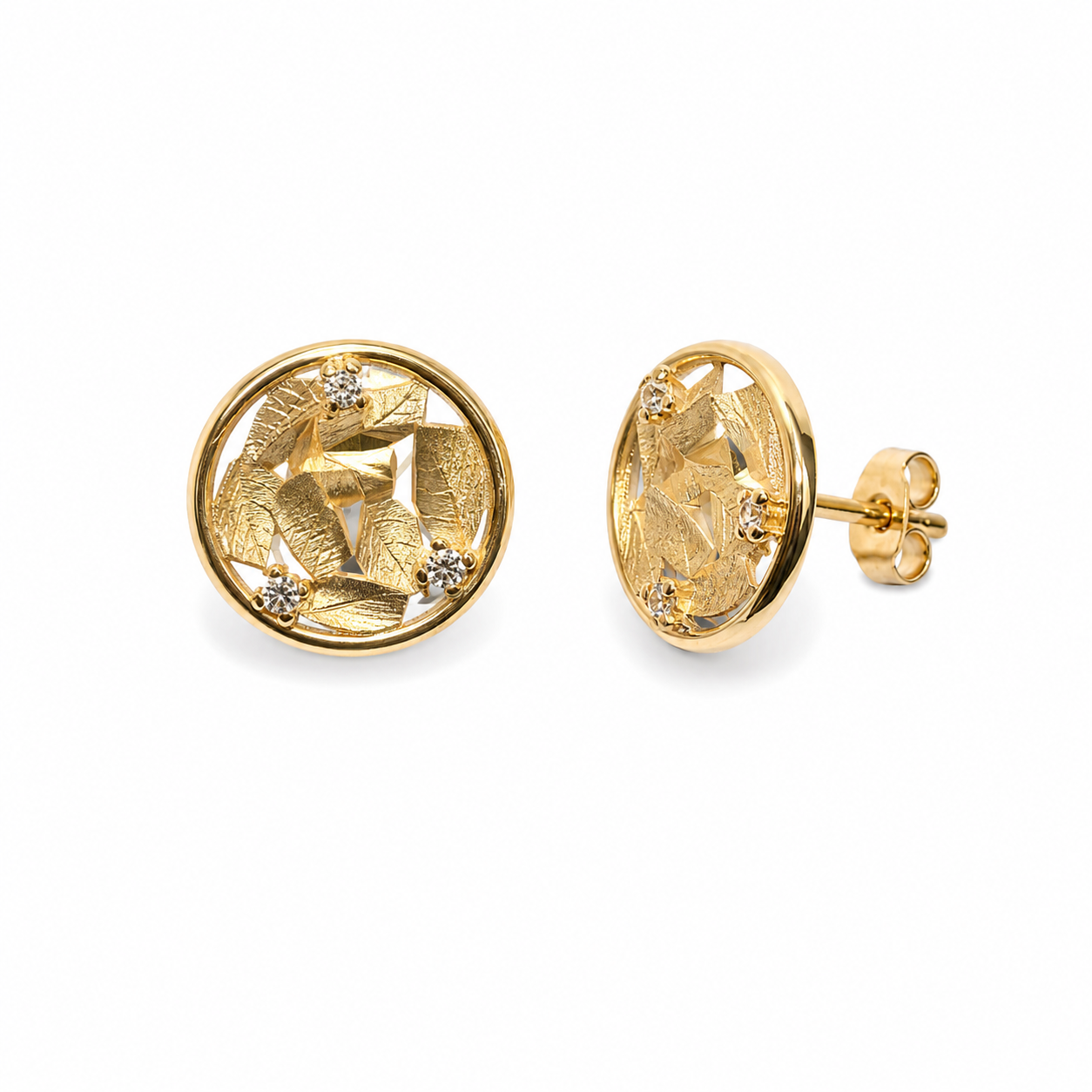 Naušnice zlatne 14KT štift s cirkonima

Ove elegantne štift naušnice izrađene su od 14-karatnog žutog zlata i ukrašene cirkonima koji im daju nježan sjaj i profinjen izgled. Njihova veličina od 1,5 cm i širina od 1,5 cm pružaju uravnotežen i diskretan dojam. Idealne su za svakodnevno nošenje ili posebne prigode, dodajući suptilan i luksuzan detalj vašem stilu.