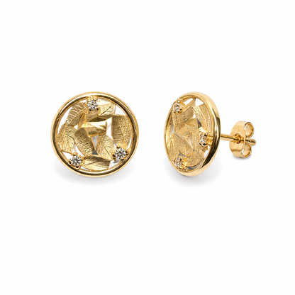 Naušnice zlatne 14KT štift s cirkonima

Ove elegantne štift naušnice izrađene su od 14-karatnog žutog zlata i ukrašene cirkonima koji im daju nježan sjaj i profinjen izgled. Njihova veličina od 1,5 cm i širina od 1,5 cm pružaju uravnotežen i diskretan dojam. Idealne su za svakodnevno nošenje ili posebne prigode, dodajući suptilan i luksuzan detalj vašem stilu.