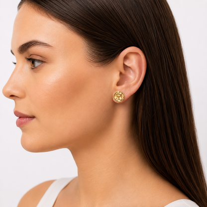 Naušnice zlatne 14KT štift s cirkonima

Ove elegantne štift naušnice izrađene su od 14-karatnog žutog zlata i ukrašene cirkonima koji im daju nježan sjaj i profinjen izgled. Njihova veličina od 1,5 cm i širina od 1,5 cm pružaju uravnotežen i diskretan dojam. Idealne su za svakodnevno nošenje ili posebne prigode, dodajući suptilan i luksuzan detalj vašem stilu.