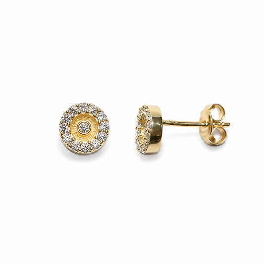 Naušnice zlatne 14KT štift

Ove elegantne štift naušnice izrađene su od 14-karatnog žutog zlata i odišu suptilnom, bezvremenskom elegancijom. Njihova veličina od 0,5 cm pruža izrazito diskretan i minimalistički izgled. Idealne su za svakodnevno nošenje, kombiniranje s drugim nakitom ili kao nježan i profinjen detalj vašem stilu.